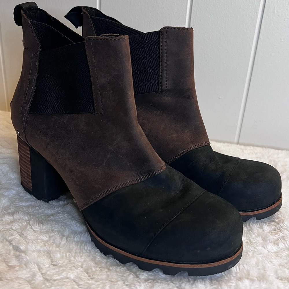 EUC Sorel Women's Two-Tone Heeled Ankle Boots, 9